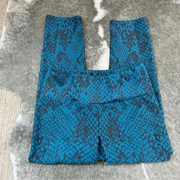 Goldsheep Snake Print Crop Leggings - Picture 2 of 13